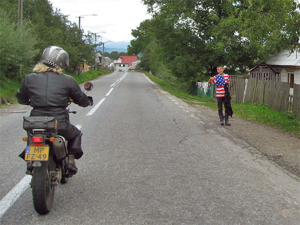 Jongen maakt wheeliegebaar naar motorrijder