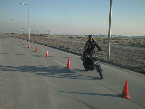 Motorrijder rijdt een slalom