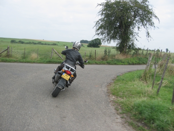 Motorrijder vlak voor een bocht