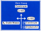 Voorwegwijzer binnen de bebouwde kom met interlokaal doel, lokaal doel, een dagrecreatiecentrum, objecten en stadsroutenummers