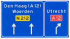 Voorsorteren op niet-autosnelweg. Bord met interlokale doelen, routenummers en verwijzing naar autosnelweg