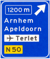 Voorwegwijzer langs autosnelweg voor de afgaande richting, met afstandaanduiding, 
		interlokale doelen (bovenste doel = afritnaam), verwijzing naar vliegveld/luchthaven en routenummer niet-autosnelweg