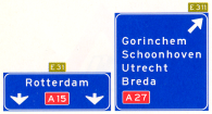 Hoge beslissingswegwijzer langs autosnelweg met rijstrookpaneel voor de doorgaande richting en 
		aftakkingspaneel voor de afgaande richting, met interlokale doelen, routenummers autosnelwegen en Europese hoofdroutes