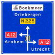 Voorwegwijzer langs niet-autosnelweg, met interlokale doelen, routenummers, viaductsymbool en aanduiding industrieterrein