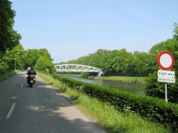 Bord Eigen weg, en motorrijder